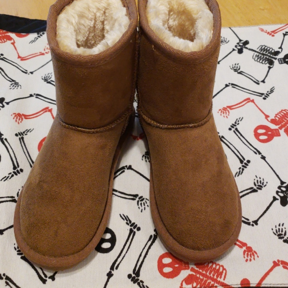 Toddler Aprés by Lamo. NWT